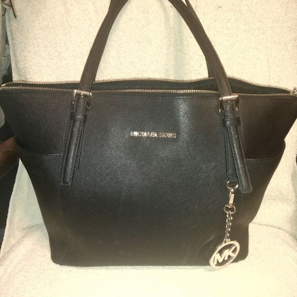 Sale!!🎁🔥😍Michael Kors Charlotte style purse - Picture 1 of 8